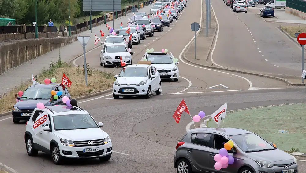Manifestación de trabajadores de Laboratorios Ovejero de León en formato de caravana de vehículos