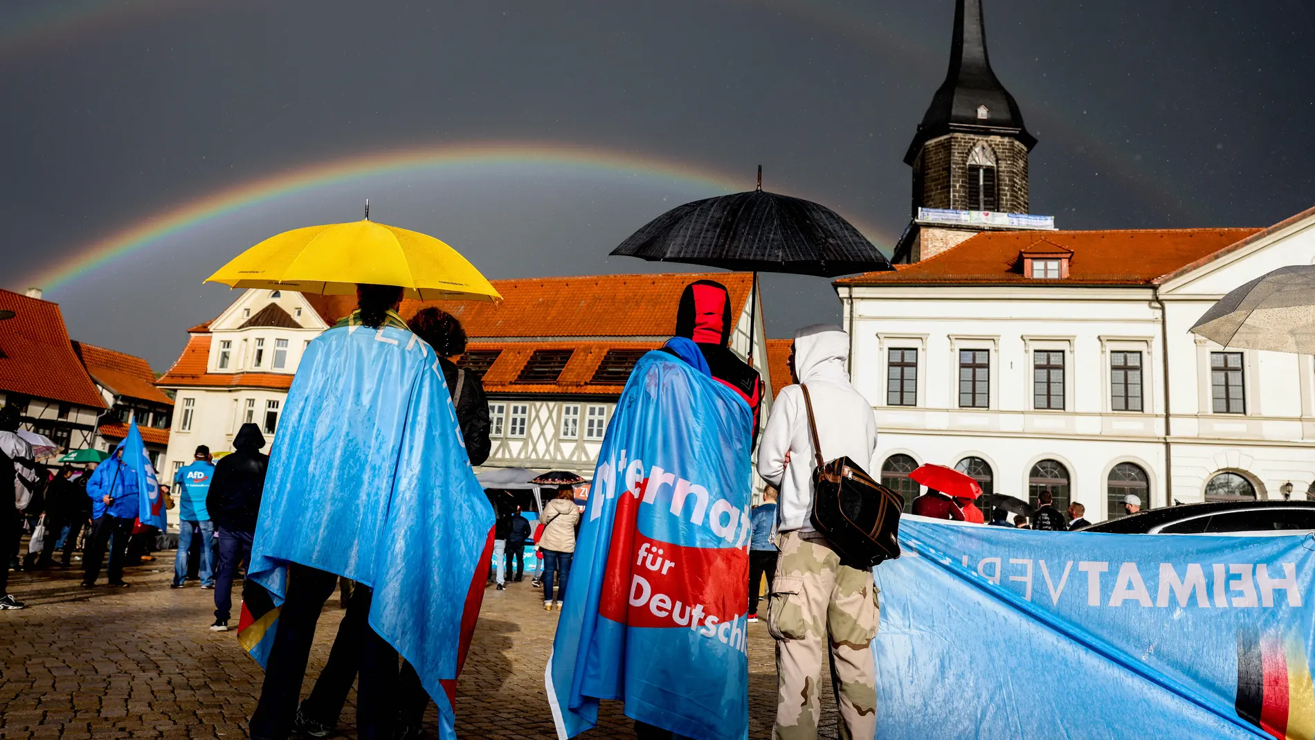 Simpatizantes de Alternativa para Alemania (AfD) asisten a un mitin de campaña en Haldensleben