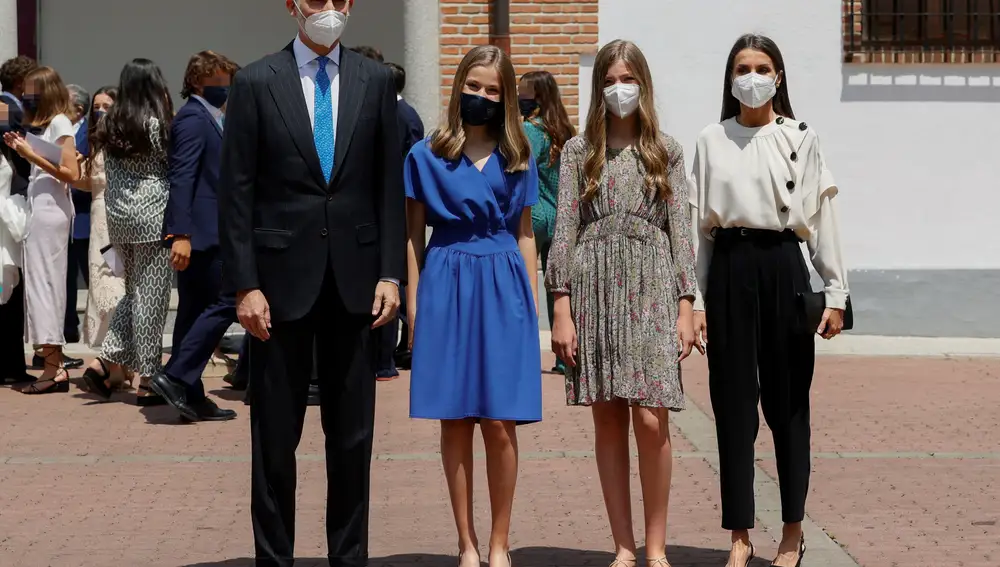 Los reyes Felipe VI (i) y Letizia (d) acompañan a su hija, la princesa Leonor (2i) junto a su hermana, la infanta Sofía (2d) tras recibir el sacramento de la confirmación junto a sus compañeros de clase en la Iglesia de la Asunción de Nuestra Señora en Madrid este viernes.