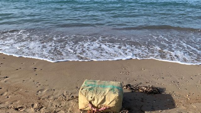Aparecen varios fardos de hachís varados en Dénia