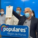 El concejal Felipe Coello con el escrito firmado por el Fiscal Superior de la Región de Murcia, José Luis Díaz ManzaneraPPRM28/05/2021