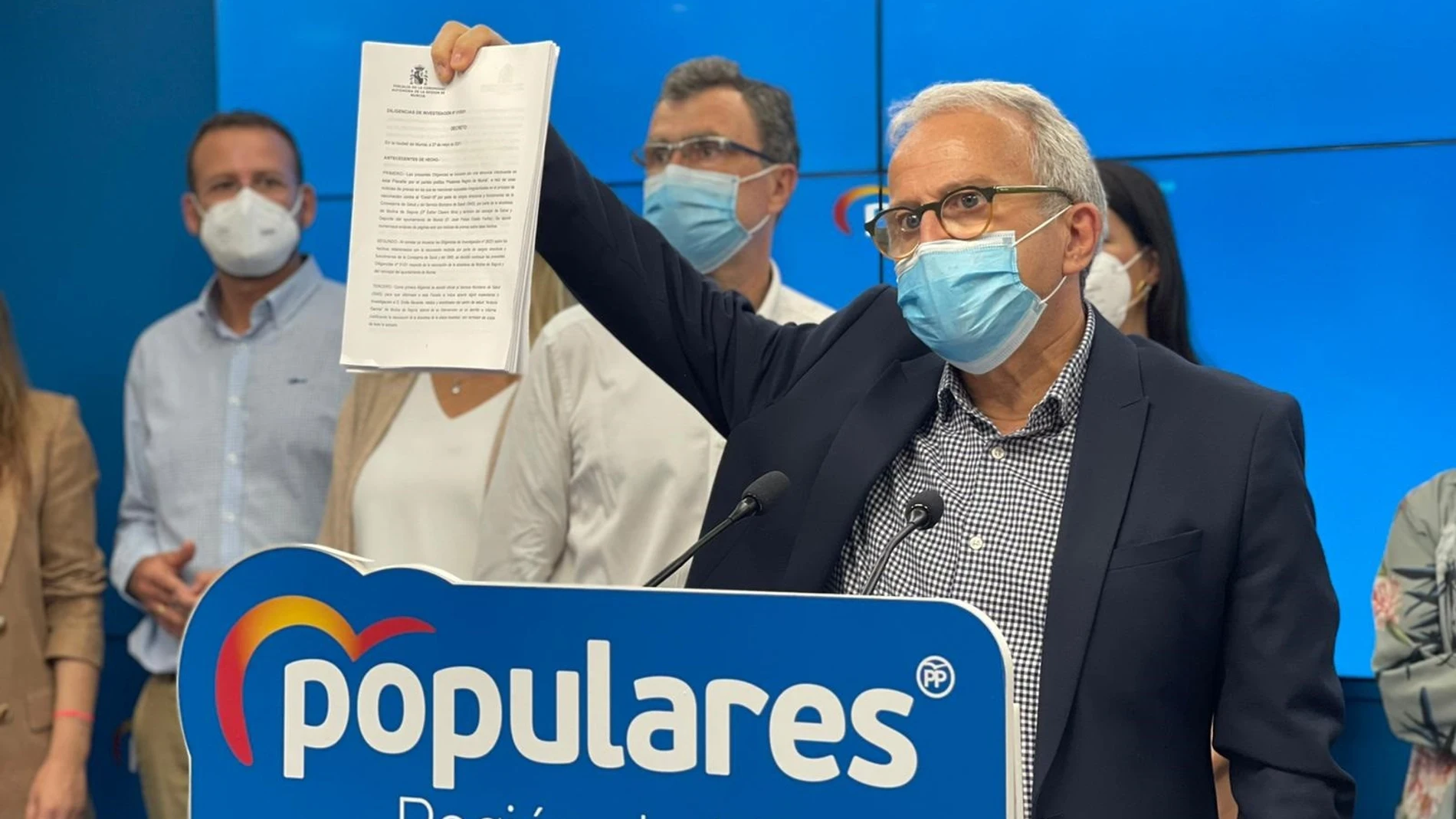 El concejal Felipe Coello con el escrito firmado por el Fiscal Superior de la Región de Murcia, José Luis Díaz ManzaneraPPRM28/05/2021