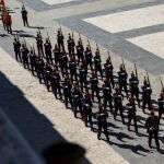 Una sección de militares marcha por el Palacio Real el Día de la Fiesta Nacional, en octubre