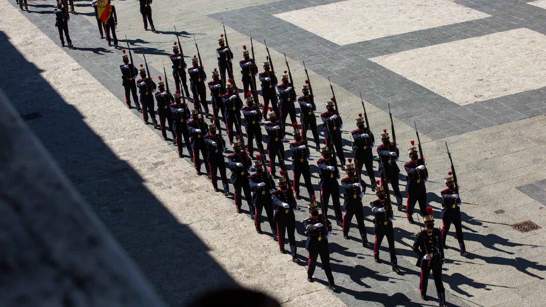 Una sección de militares marcha por el Palacio Real el Día de la Fiesta Nacional, en octubre