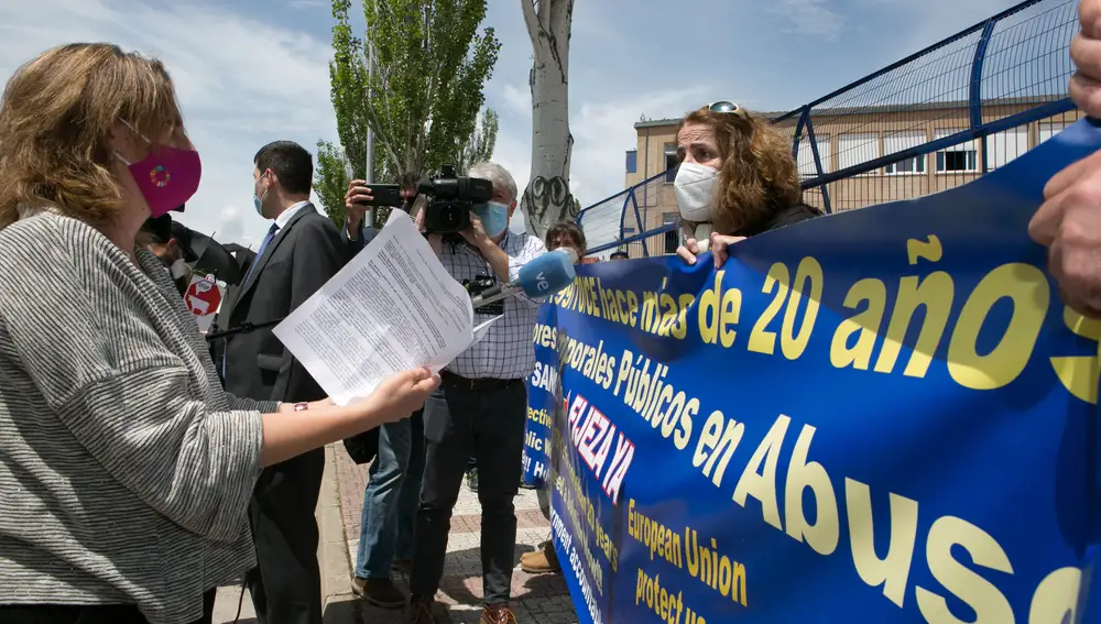 La vicepresidenta cuarta y ministra para la Transición Ecológica y el Reto Demográfico, Teresa Ribera, conversa con funcionarios interinos en una concentración convocada durante la inauguración de la IV Feria Nacional para la Repoblación de la España Rural