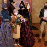 El presidente de la Diputación de Valladolid, Conrado Íscar, recibe la donación de la colección de trajes artesanales de época de Inés Gutiérrez Polo, que se incorporan a la exposición permanente del castillo