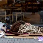 Imagen de una persona sin hogar