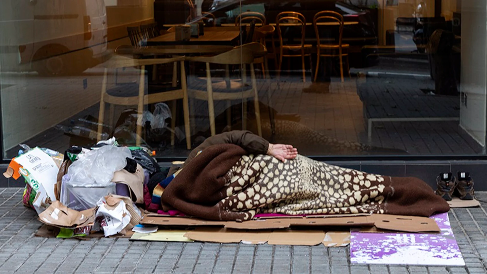 Imagen de una persona sin hogar