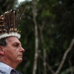 HANDOUT - 27 May 2021, Brazil, Sao Gabriel da Cachoeira: Brazilian President Jair Bolsonaro wears a traditional feather hat while attending the inauguration of the Rodrigo e Cibele wooden bridge with indigenous people in Sao Gabriel da Cachoeira. Photo: Marcos Correa/Brazilian Presidency /dpa - ATTENTION: editorial use only and only if the credit mentioned above is referenced in fullMarcos Correa/Brazilian Presiden / DPA27/05/2021 ONLY FOR USE IN SPAIN