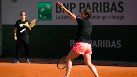 Carla Suárez, durante una sesión preparatoria para Roland Garros en París, con su entrenadora, Lourdes Domínguez, de fondo