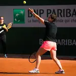 Carla Suárez, durante una sesión preparatoria para Roland Garros en París, con su entrenadora, Lourdes Domínguez, de fondo