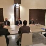 El alcalde de Granada, Luis Salvador, en el centro en la imagen, en la reunión con el PP en el ecuador del mandato municipal