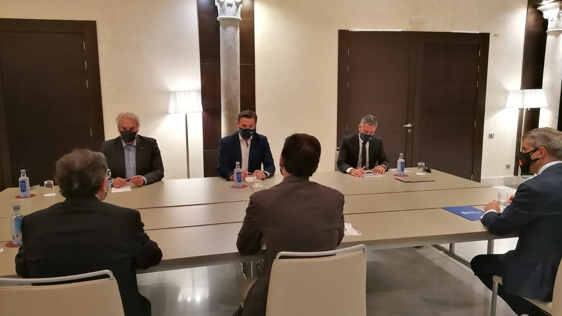 El alcalde de Granada, Luis Salvador, en el centro en la imagen, en la reunión con el PP en el ecuador del mandato municipal