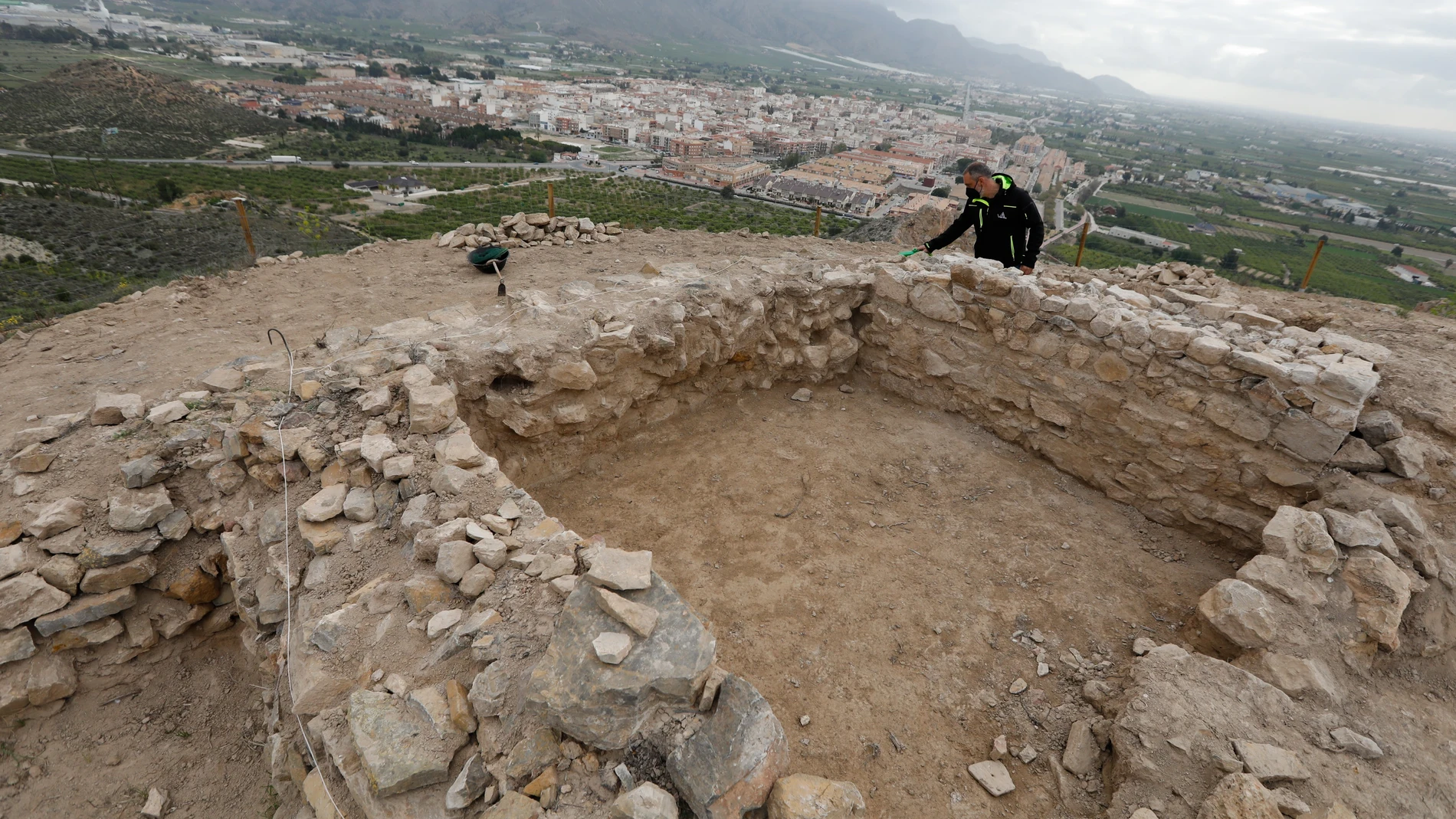 El presidente de la Asociación Patrimonio Santomera, el profesor de Geografía e Historia y arqueólogo, Miguel Pallarés, trabaja en la excavaciónEDU BOTELLA/EUROPA PRESS (Foto de ARCHIVO)13/04/2021