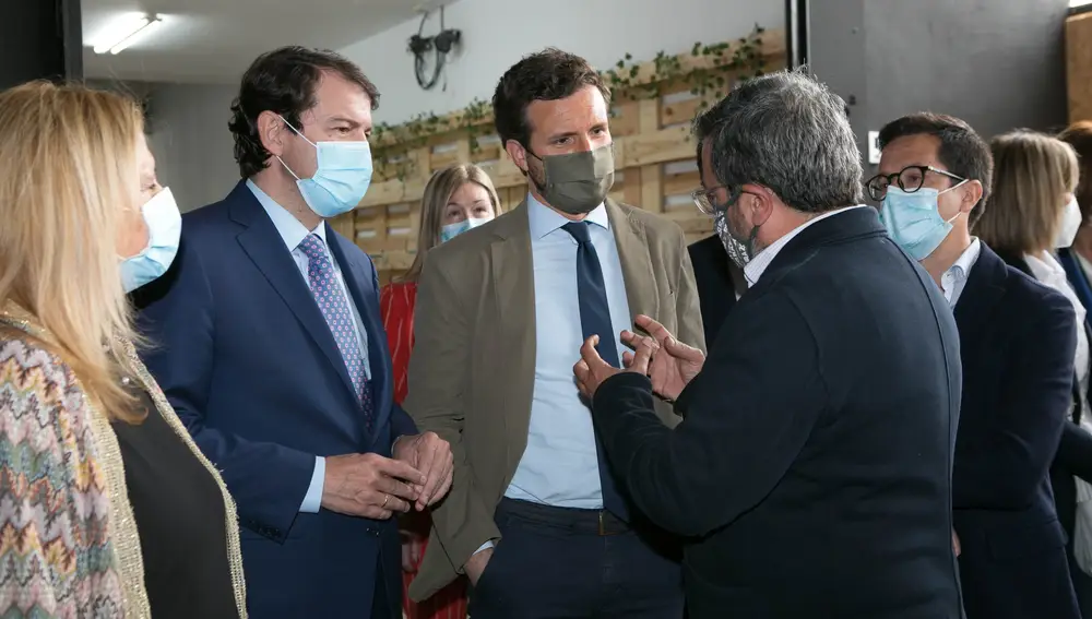 Casado () junto a Mañueco (I) y el presidente de El Hueco de Soria.
