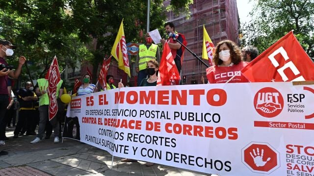 Concentración llevada a cabo ante la Delegación del Gobierno de Madrid, tras la marcha convocada por CCOO y UGT en Correos, para denunciar la situación de la empresa y exigir al Gobierno que incorpore el Servicio Postal Público a la agenda para la recuperación del país.