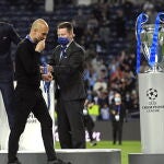 Guardiola, entrenador del Machester City, con la medalla de subcampeón de Europa