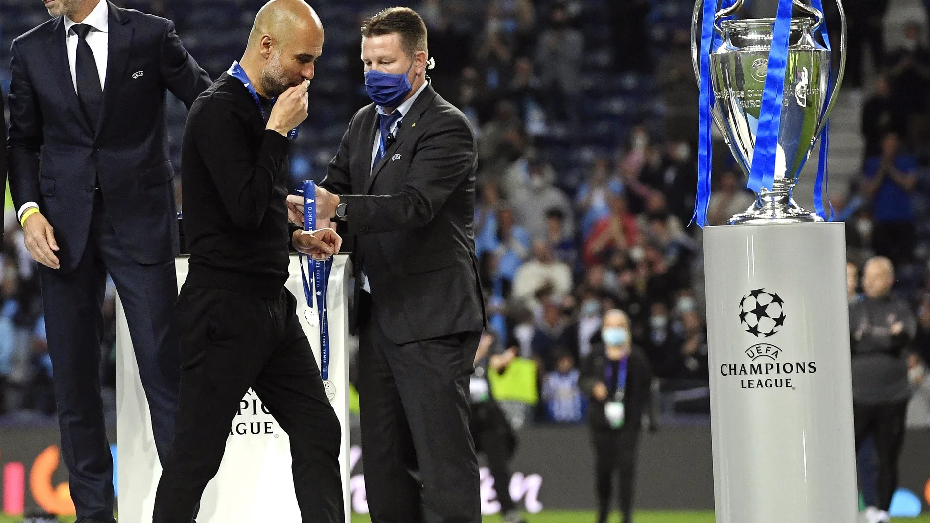 Guardiola, entrenador del Machester City, con la medalla de subcampeón de Europa