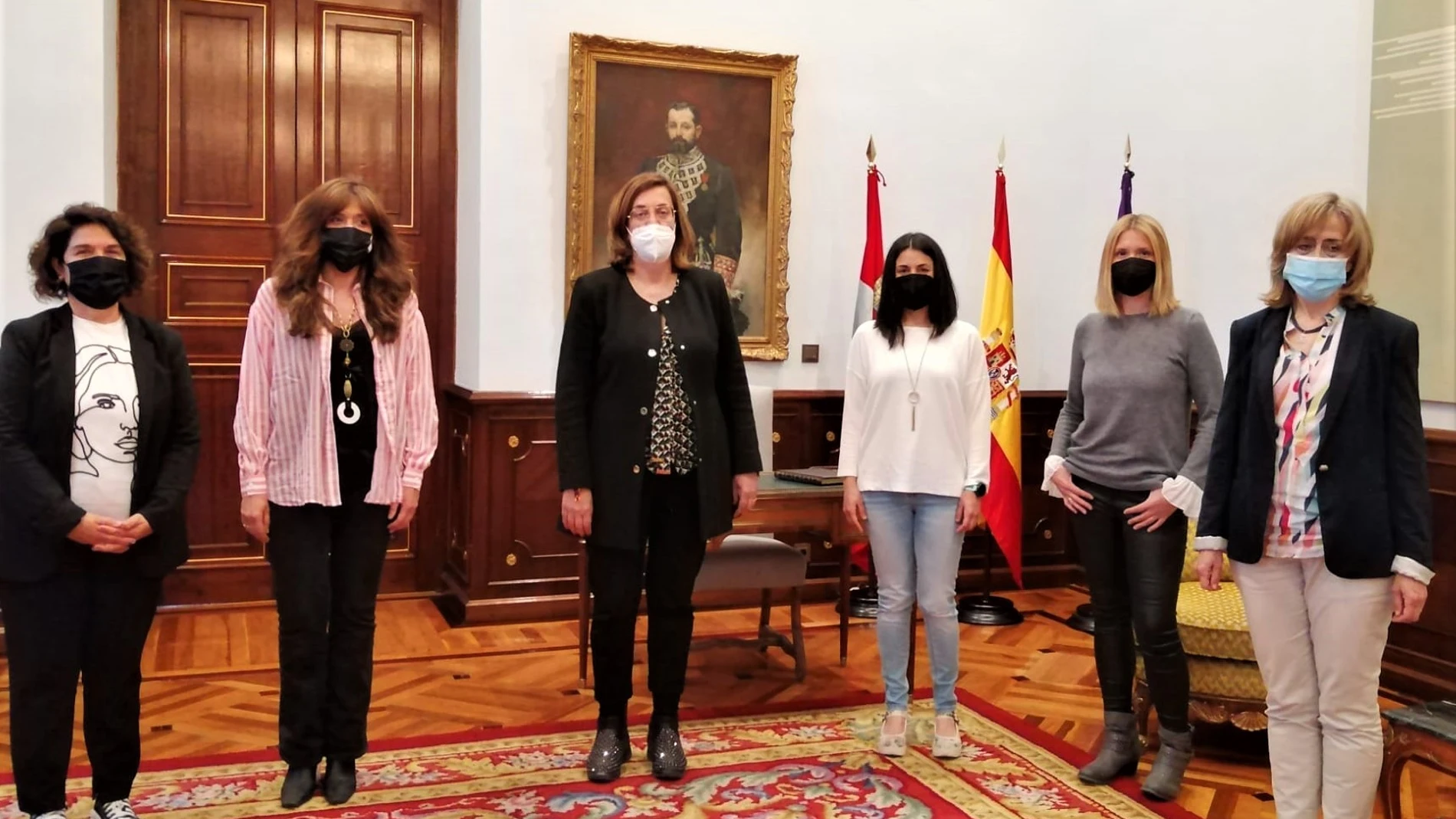 La presidenta de la Diputación de Palencia, Ángeles Armisén, recibe a las representantes de Asociación Cultural Deportiva Tojanco