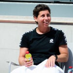 Carla Suárez, durante un entrenamiento en París en las pistas de Roland Garros