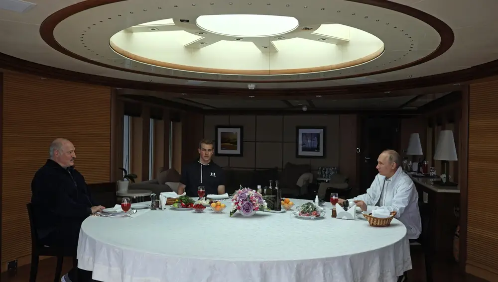 Ambos mandatarios cenan a bordo de un barco en el Mar Negro