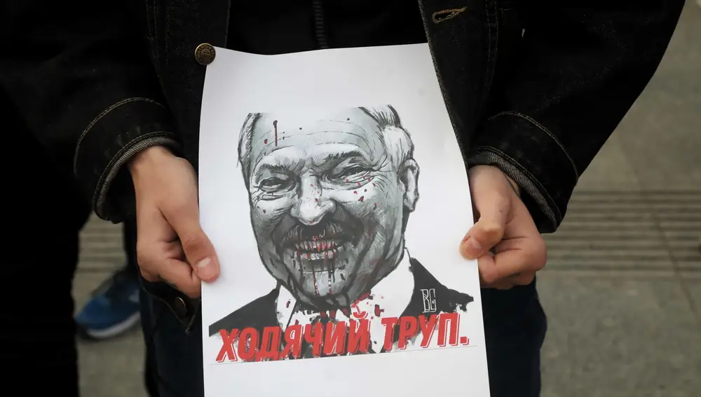 La cara del presidente Lukashenko en una manifestación en Varsovia