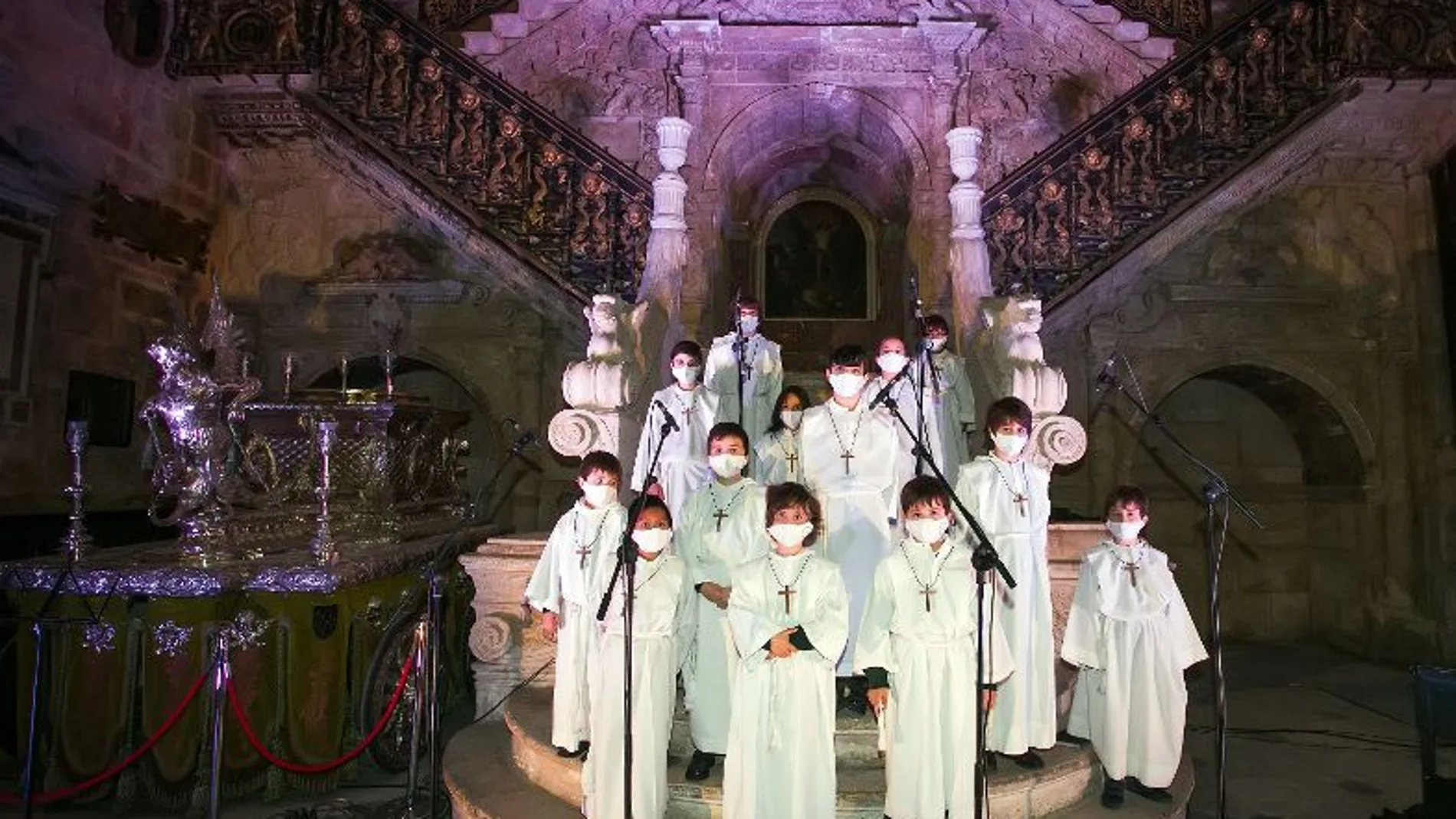 Espectáculo "Danza de la escalera dorada" en la Catedral de Burgos