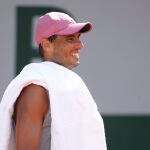 Rafa Nadal, sonriente en una sesión de entrenamiento en Roland Garros