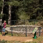 Unos visitantes, fotografiados en el recién declarado Parque Nacional Sierra de las Nieves en Yunquera, Málaga
