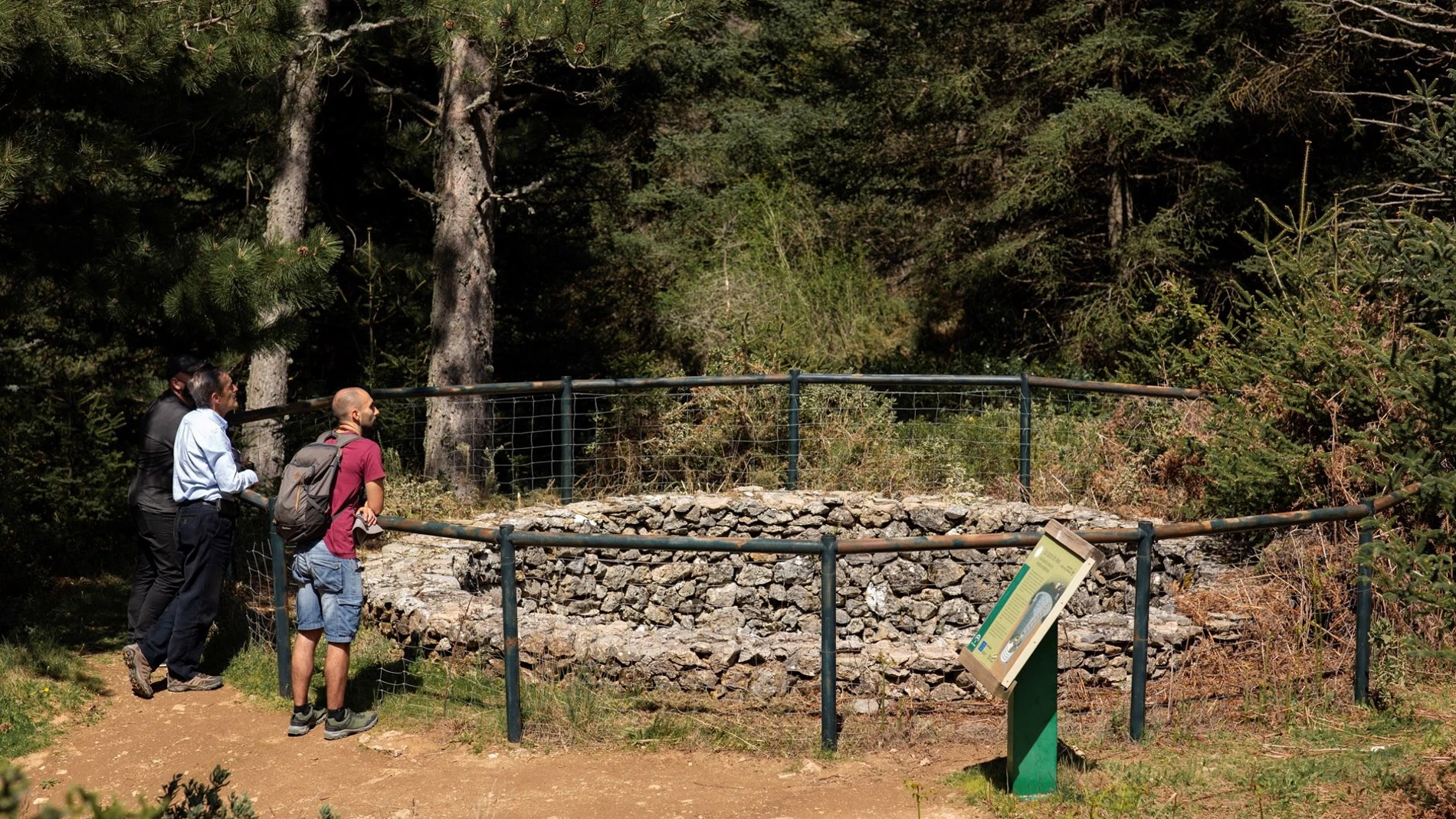 Unos visitantes, fotografiados en el recién declarado Parque Nacional Sierra de las Nieves en Yunquera, Málaga