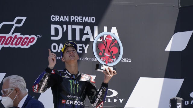 Fabio Quartararo apunta al cielo para dedicar su triunfo a Jason Dupasquier, fallecido este domingo tras un accidente el sábado