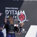 Fabio Quartararo apunta al cielo para dedicar su triunfo a Jason Dupasquier, fallecido este domingo tras un accidente el sábado