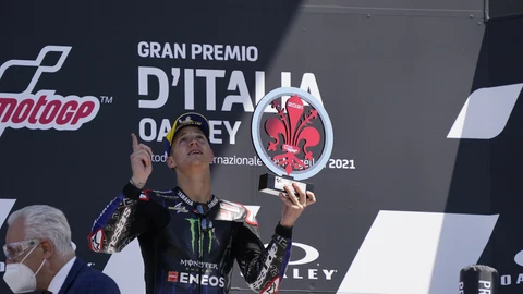 Fabio Quartararo apunta al cielo para dedicar su triunfo a Jason Dupasquier, fallecido este domingo tras un accidente el sábado