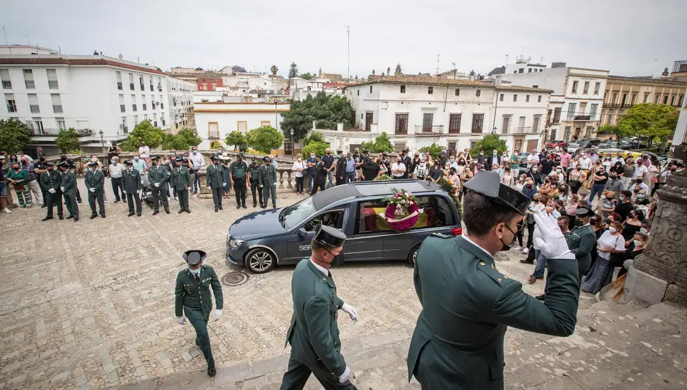 Vista de la llegada a la Catedral de Jerez (Cádiz) este domingo del ataúd con los restos del agente de la Guardia Civil Agustín Cárdenas