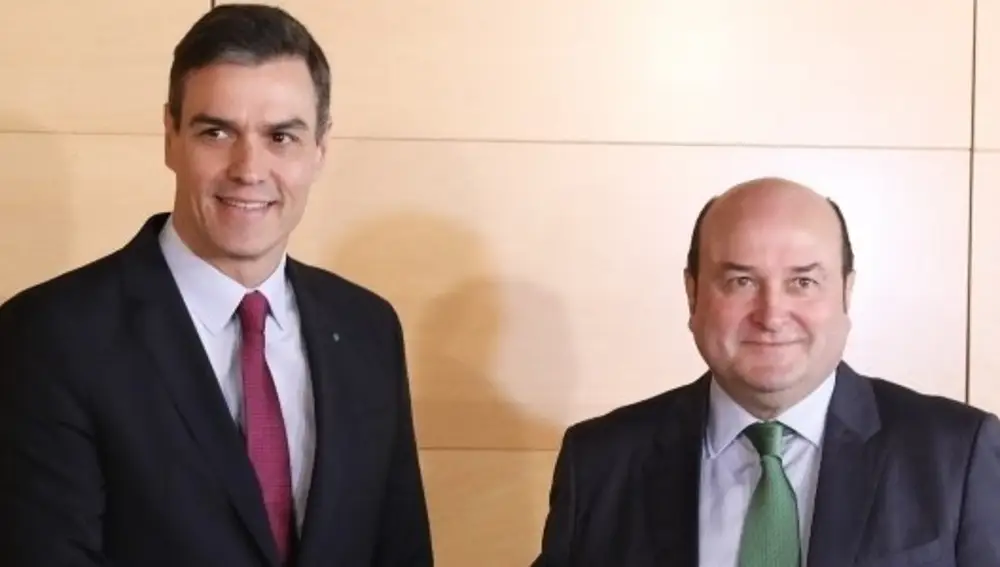 Pedro Sánchez y Andoni Ortuzar durante la firma del acuerdo de investidura en Madrid