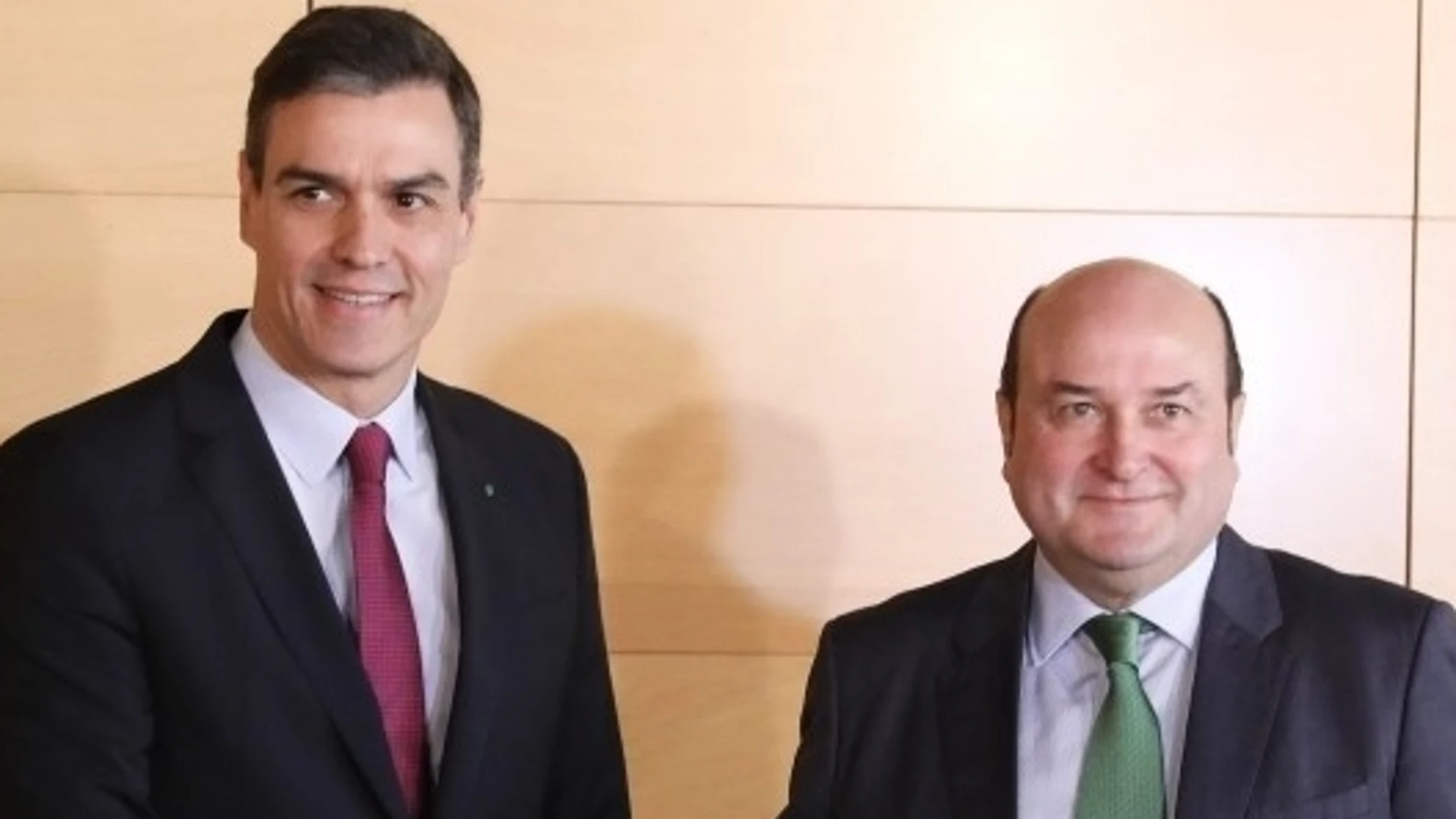 Pedro Sánchez y Andoni Ortuzar durante la firma del acuerdo de investidura en Madrid