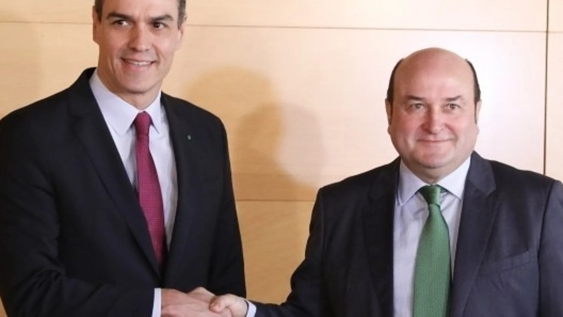 Pedro Sánchez y Andoni Ortuzar durante la firma del acuerdo de investidura en Madrid