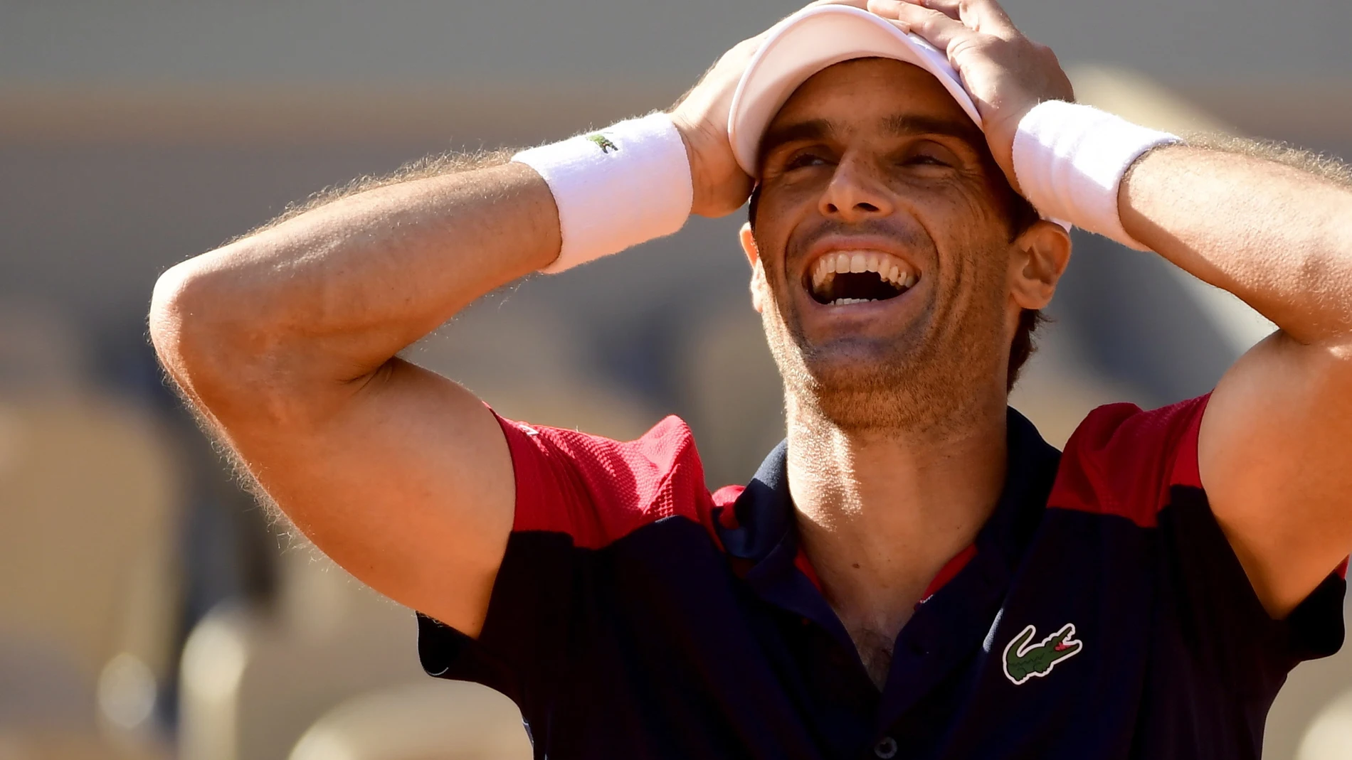 Andújar celebra su gran victoria sobre Dominic Thiem en la primera ronda de Roland Garros