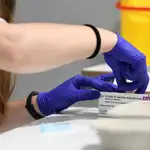 Una enfermera del Hospital Isabel Zendal prepara una dosis de la vacuna de AstraZeneca contra la covid