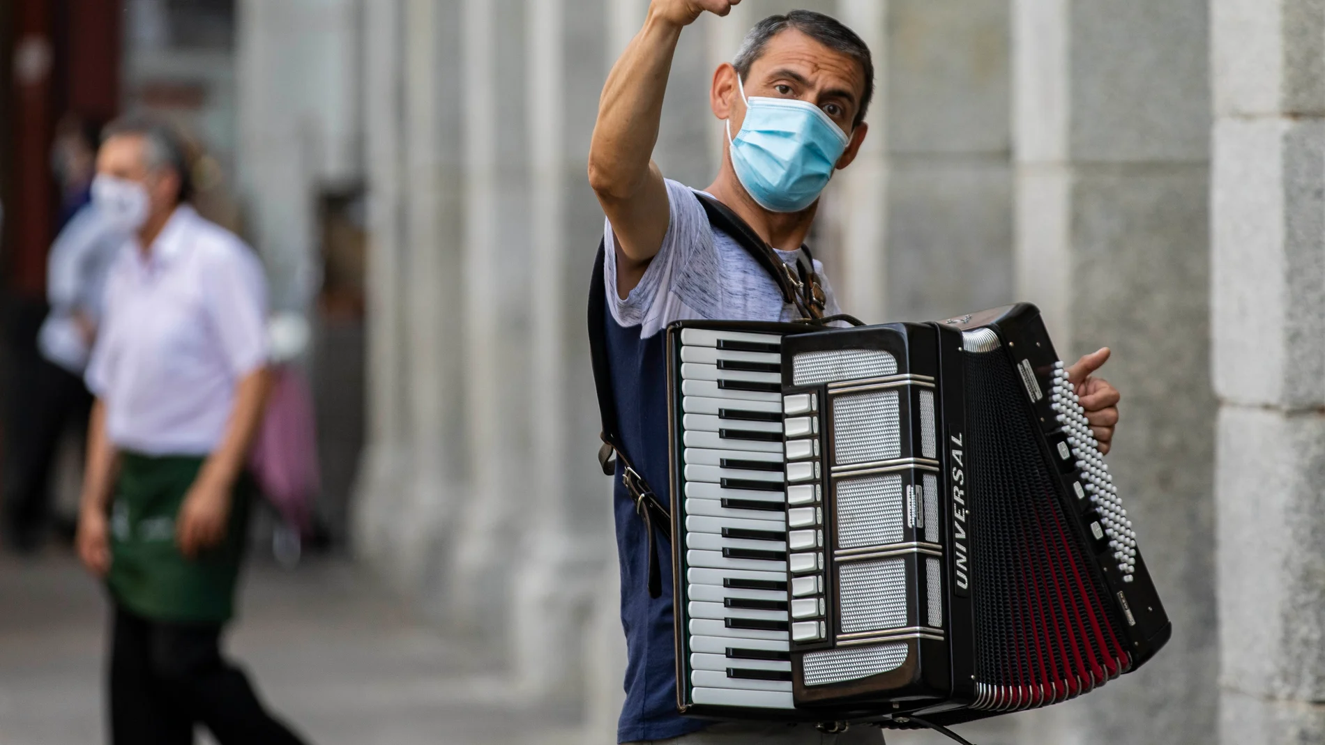 Un acordeonista, en el centro de Madrid