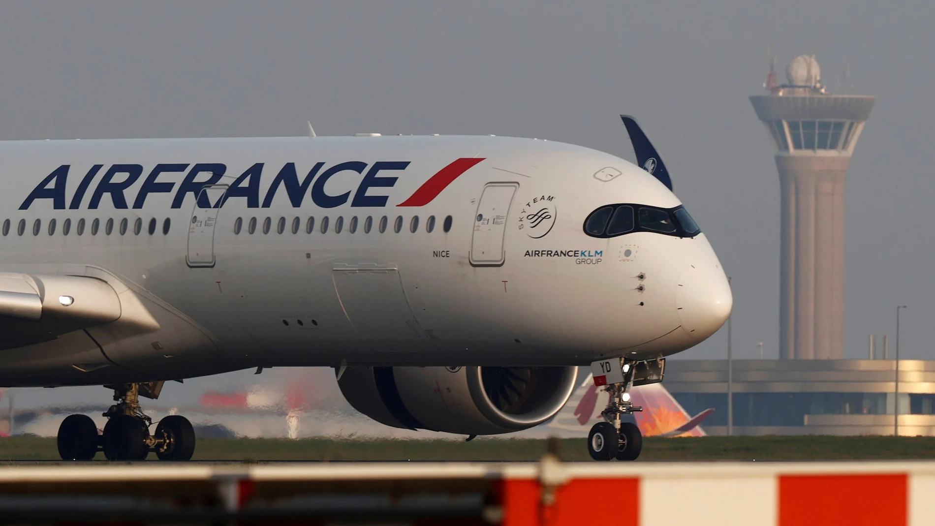 FILE PHOTO: An Air France Airbus A350 airplane lands at the Charles-de-Gaulle airport in Roissy, near Paris, France April 2, 2021. REUTERS/Christian Hartmann/File Photo