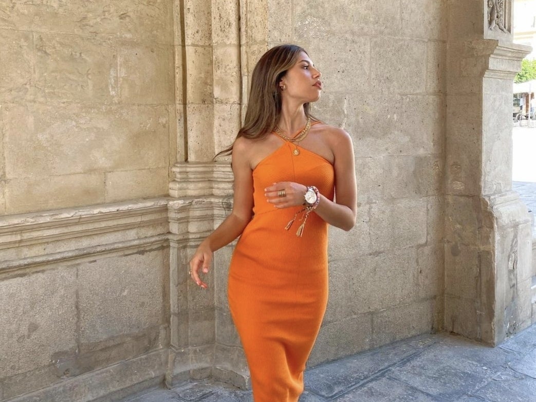 Diez vestidos naranjas de Zara que te harán amar el color sorpresa