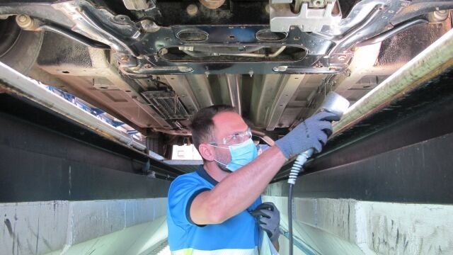 La revisión de un coche en una ITV voluntaria se realiza para contar con el asesoramiento de un experto | Fuente: Europa Press