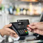 Una persona paga con una tarjeta de crédito