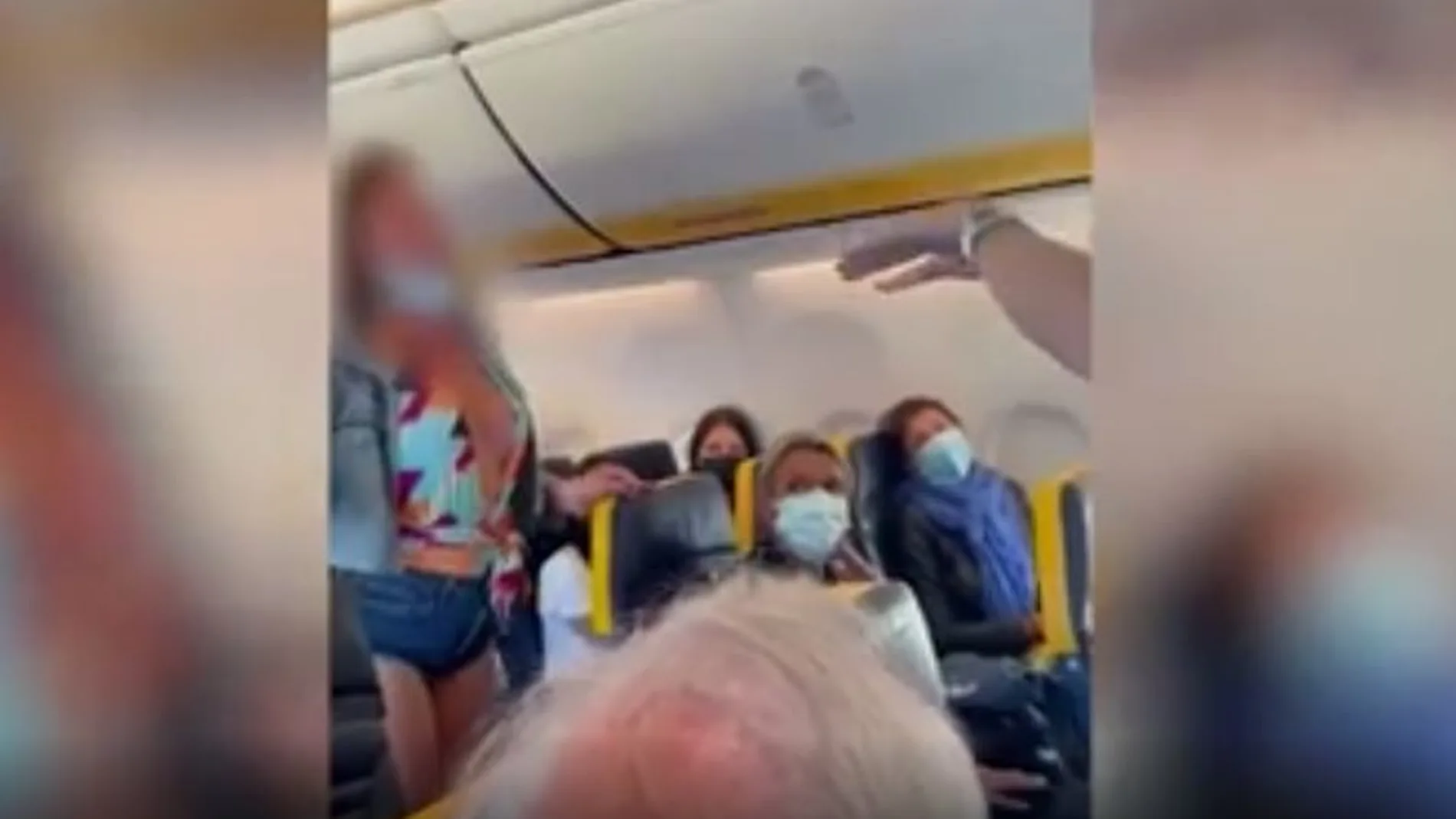 Conflicto por una pasajera sin mascarilla en un vuelo Ibiza-Milán
