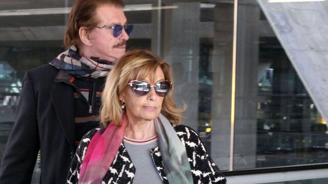 La periodista María Teresa Campos y el humorista Edmundo " Bigote " Arrocet en el aeropuerto de Madrid.