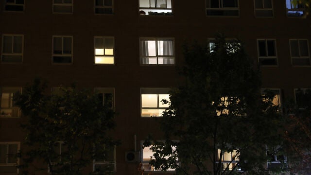 Edificio de noche con luz encendida