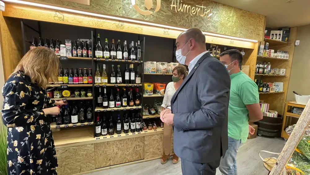 El presidente de la Diputación de Segovia, Miguel Ángel de Vicente, visita "Saborea Cuéllar"