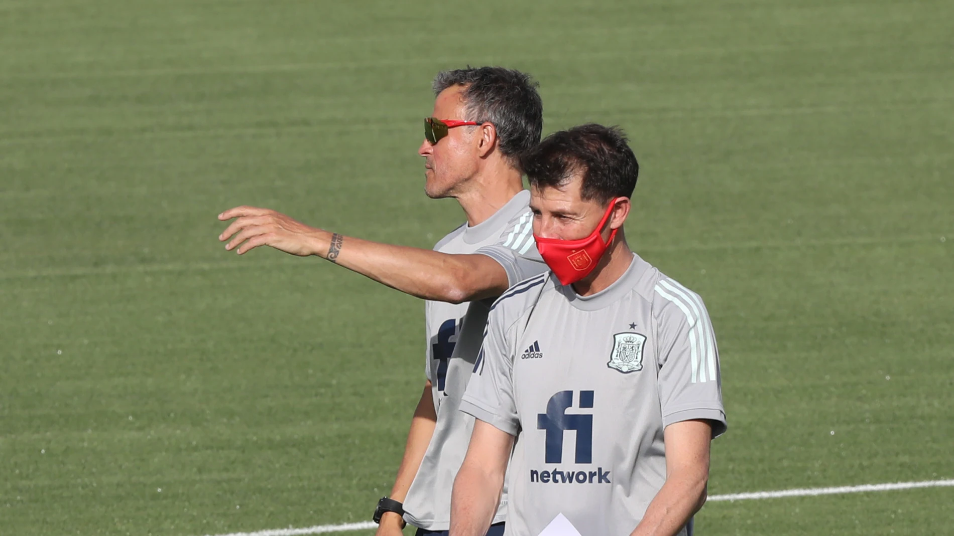 Luis Enrique, junto a su segundo entrenador, Jesús Casas