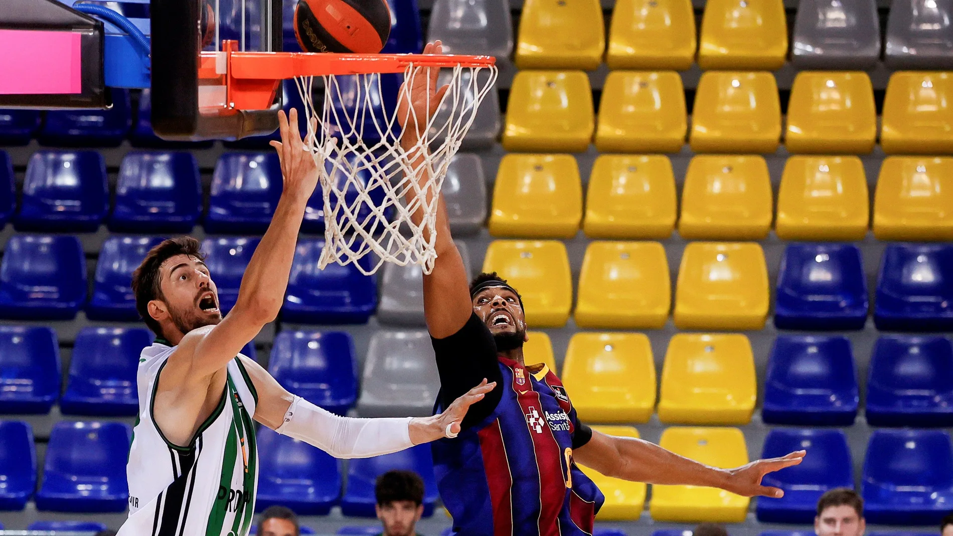 Ante Tomic intenta anotar ante Brandon Davies